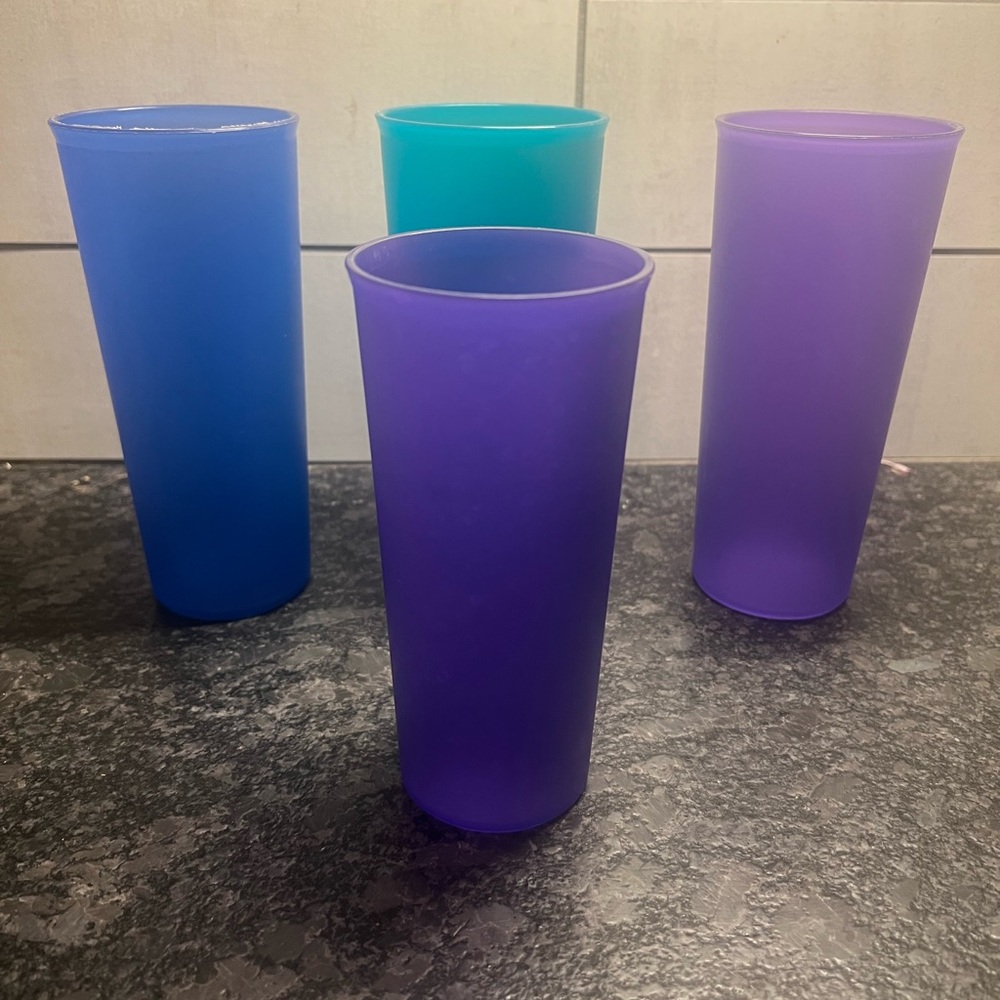 Set of 4 Tupperware Plastic Tumblers 3-16 Oz and 1-12 Oz. VintageExc condition